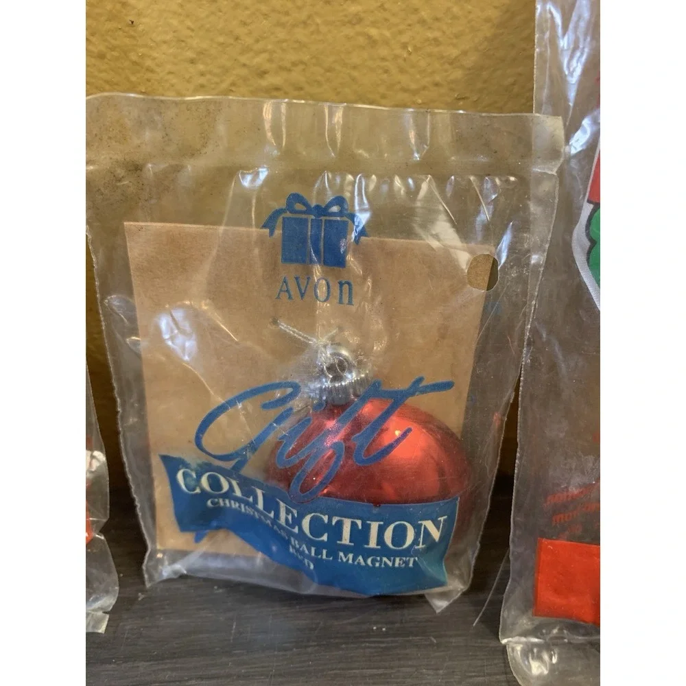 Avon Gift Collection Jinglettes Magnet Christmas Wreath Ball Bell